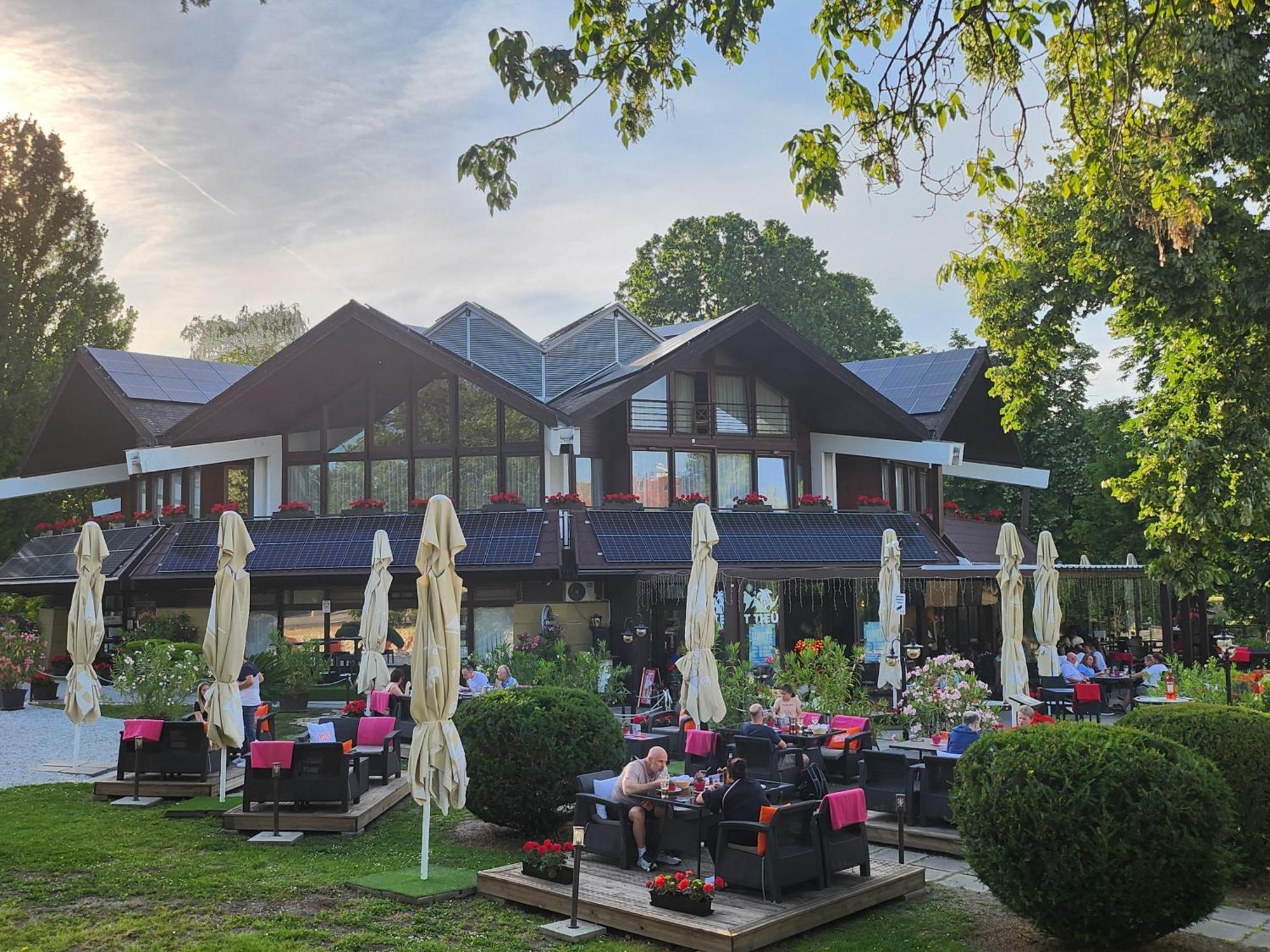Hotel Icon เยอร์ ภายนอก รูปภาพ